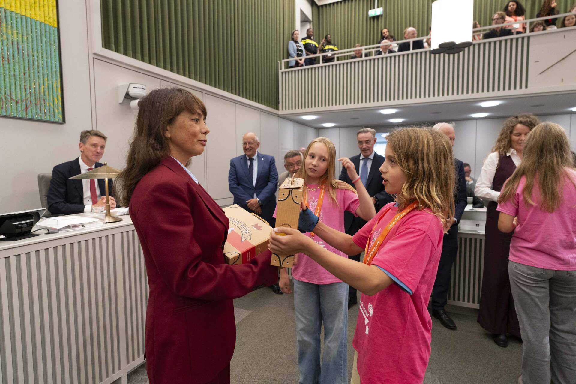Kamervoorzitter Mei Li Vos nam de eerste exemplaren namens de Eerste Kamer in ontvangst 