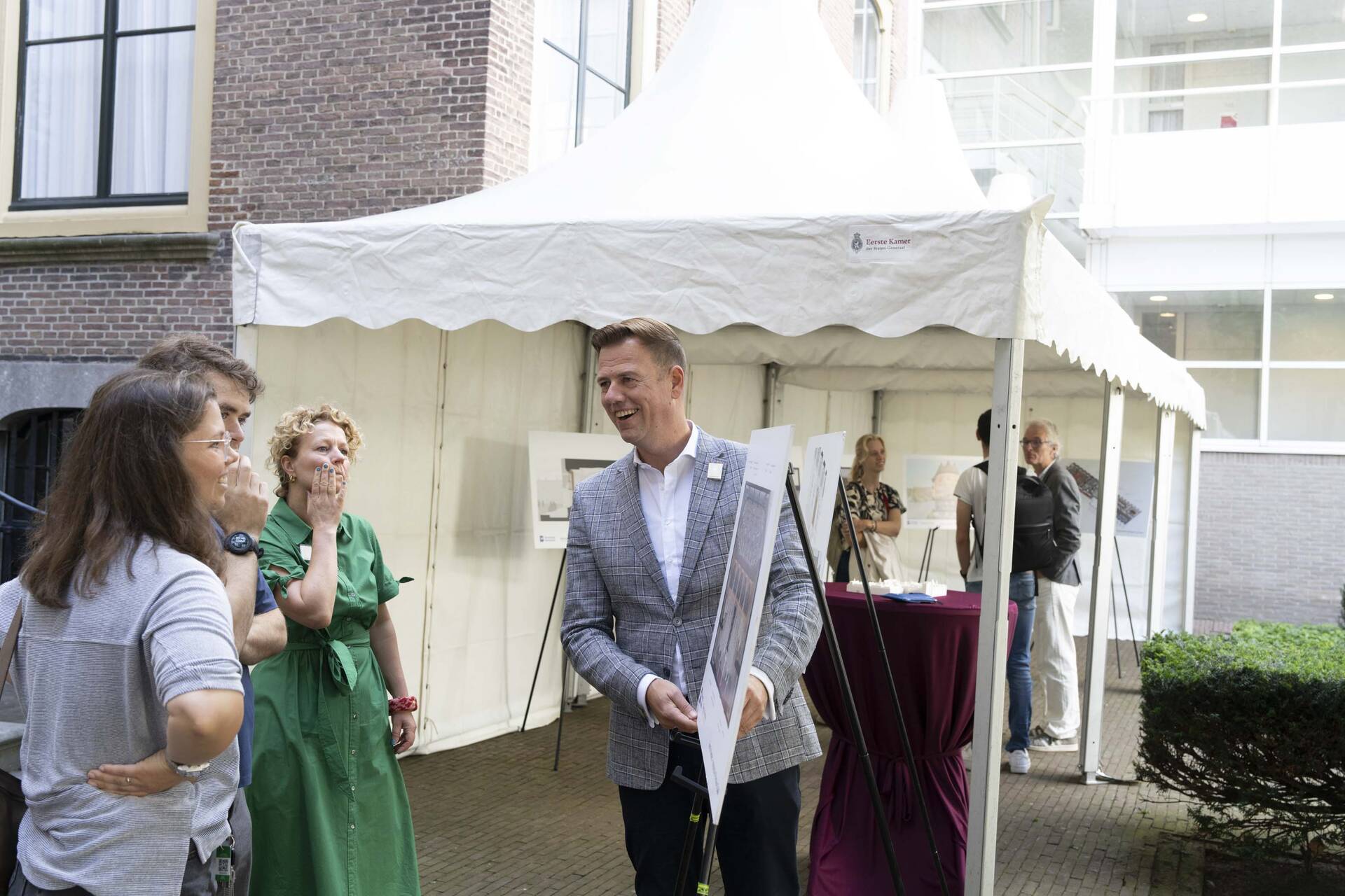 In de tuin zagen bezoekers hoe de Eerste Kamer er na de renovatie uit zal zien
